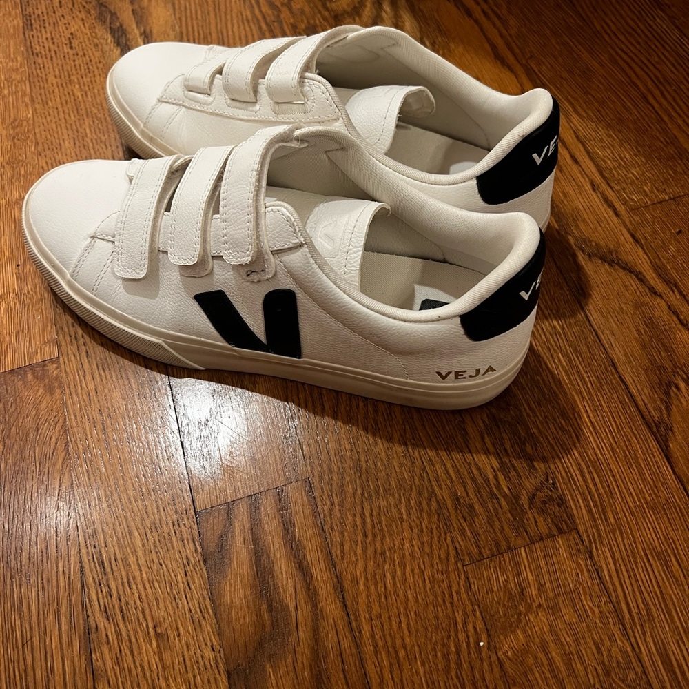 Men’s Vejas! Size 9.5. In perfect condition.